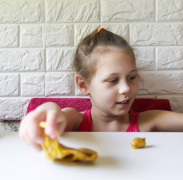 Kleines Mädchen spielt mit dem Goldschleim. Sinnesaktivität für Kinder. - Foto, Bild