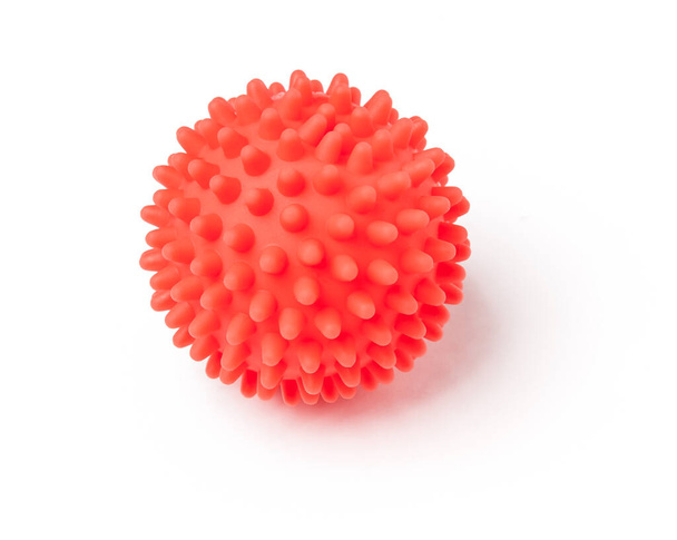 Molecuul van coronavirus infectie covid 19 roze in de vorm van een rode massage bal. Bumpy rubberen bal. - Foto, afbeelding