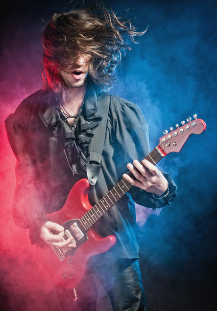 Rock-star tocando un concierto
 - Foto, Imagen