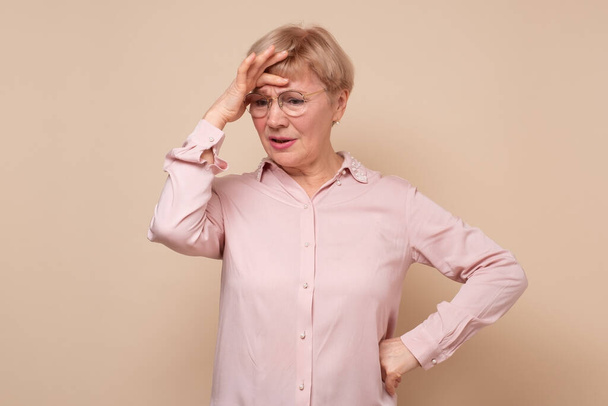 Взрослая белая женщина с головной болью или пытается принять решение. - Фото, изображение