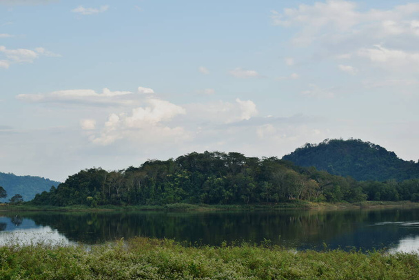  краєвид водосховища озеро з гірським фоном
 - Фото, зображення