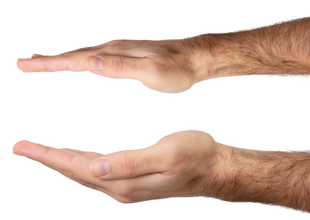 Mužské ruce ochranné gesto izolované na bílém pozadí. Muž prázdné dlaně ukazující péči, bezpečnost, pojetí pojištění - Fotografie, Obrázek