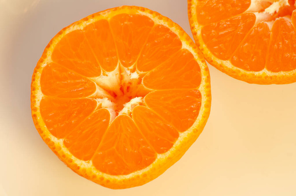 フレッシュジューシーな薩摩オレンジフルーツカットとホワイトプレートにセット - 写真・画像