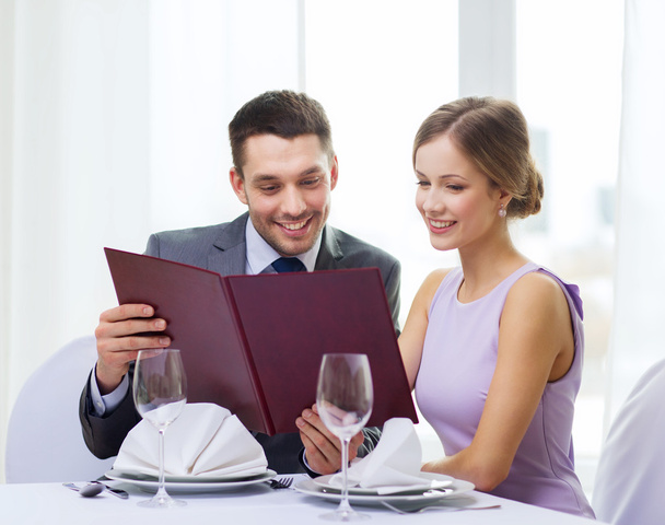 uśmiechający się para z menu restauracji - Zdjęcie, obraz