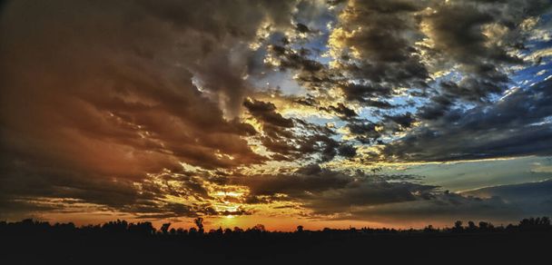 Színes viharos égbolt naplementekor. Kiváló minőségű fénykép - Fotó, kép