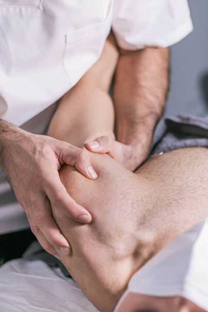 masaż ramion u fizjoterapeuty - Zdjęcie, obraz