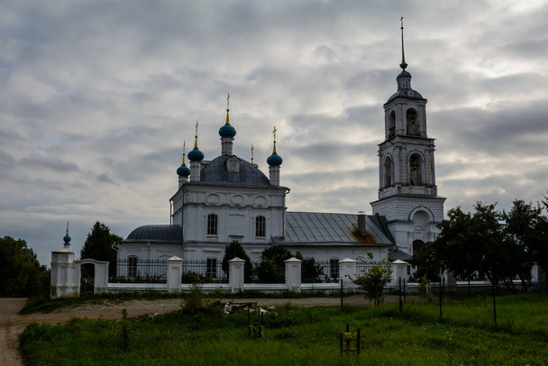 Virgin-Christmas Church. Pleshcheyevo lake. the blue stone Stories and legends. - Foto, afbeelding