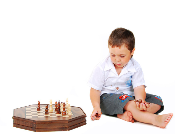 αγόρι παίζοντας σκάκι - Φωτογραφία, εικόνα
