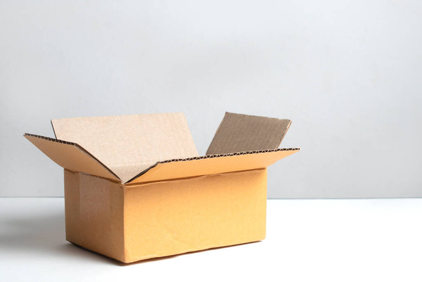 Kahverengi kutu malzemeleri beyaz arka planda, karton kutu ürün taşıma paketi için - Fotoğraf, Görsel