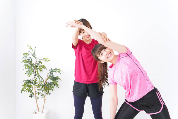 Junge Frauen beim Yoga im Studio - Foto, Bild