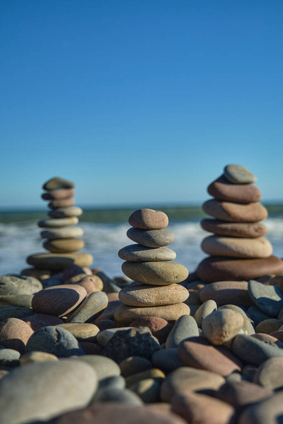 pirâmide de pedras com vista mar - Foto, Imagem