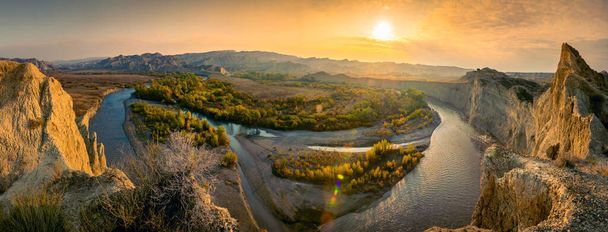 Vista panorâmica super ampla do penhasco ao rio Alazani e deslumbrante nascer do sol sobre Mijniskure, parque nacional VAshlovani - Foto, Imagem