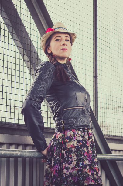 Pretty girl with hat and leather jacket posing - Foto, Bild