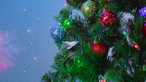 Weihnachtsbaum mit schönen Kugeln auf blauem Hintergrund - Filmmaterial, Video