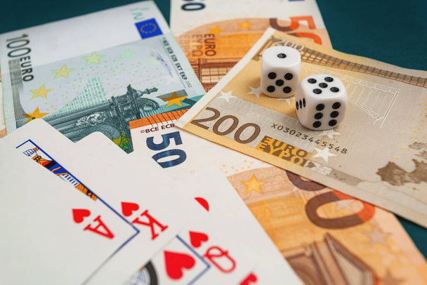kości, gry w karty na zielonym materiale w dolarach kasyna i banknotach euro - Zdjęcie, obraz