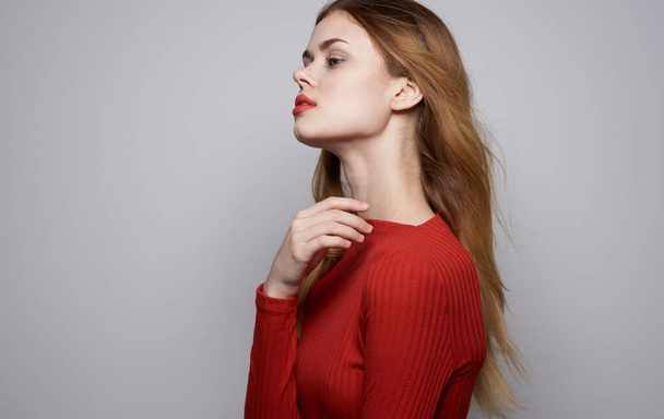 Kobieta w sweter makijaż model szary tło przycięte widok - Zdjęcie, obraz