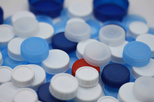 plastic doppen voor recycling geïsoleerd op witte achtergrond. Recycling- en Wereldmilieudag-concept - Foto, afbeelding