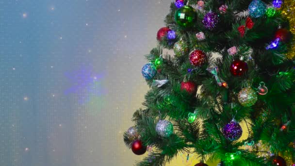 Πράσινο χριστουγεννιάτικο δέντρο με flashing gerland σε μπλε και κίτρινο φόντο με flying animation - Πλάνα, βίντεο
