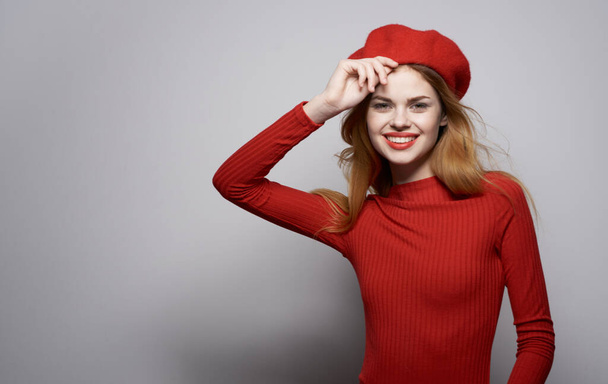赤のドレスと帽子の豪華な魅力的な女性の魅力的な魅力的な化粧品 - 写真・画像