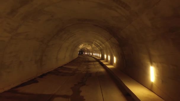 En medio de un túnel abandonado - Imágenes, Vídeo