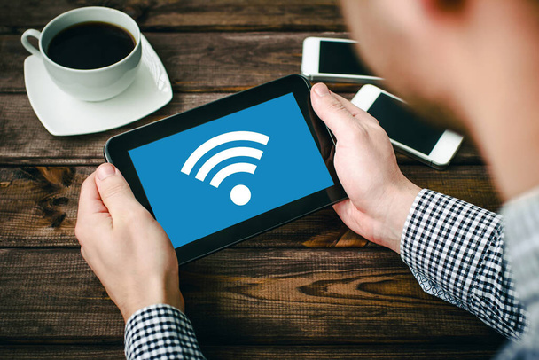 Rede Wi-Fi. Conexão à internet sem fio. Mancha móvel do comprimido - Foto, Imagem