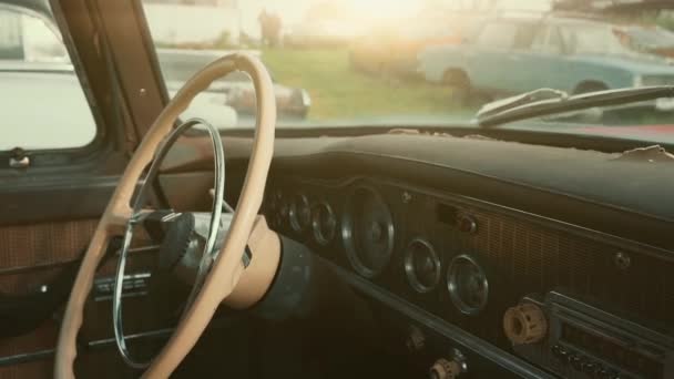 Rueda y panel y el interior interior de la vieja vintage oxidado coche abandonado - Metraje, vídeo