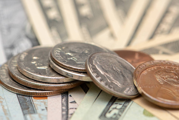 Americké papírové dolary a kovové centy zblízka, selektivní zaměření. Koncepce: bankovní operace, hotovostní vypořádání, směnárna, směnný kurz, - Fotografie, Obrázek