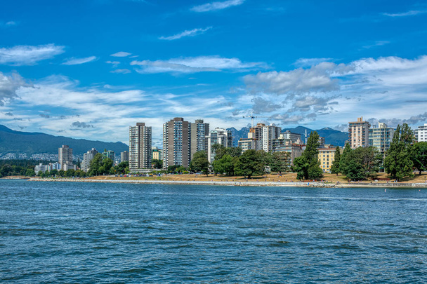 Pohled na západní část centra Vancouveru s oblačným pozadím - Fotografie, Obrázek