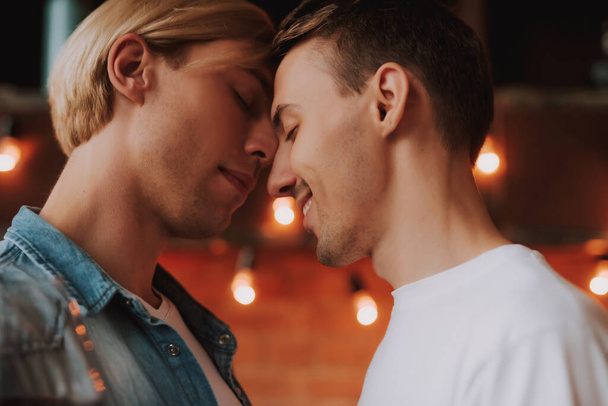 Amar a la pareja gay en casa. Dos hombres guapos abrazándose y besándose en la cocina. Concepto LGBT. - Foto, imagen