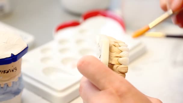 Zahnarzt wendet sich gegen Implantate - Filmmaterial, Video