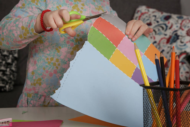 Πορτρέτο του αξιολάτρευτο 3 ετών κορίτσι παίζει με ψαλίδι και χαρτί. - Φωτογραφία, εικόνα