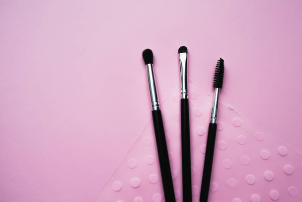 pinceles cosméticos para maquillaje sobre fondo rosa, moda y belleza - Foto, imagen