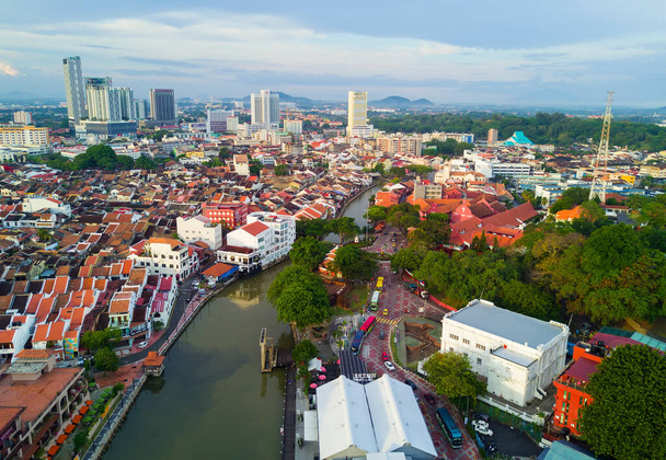 MALACCA, MALAYSIA - JAN 30, 2017: Top uitzicht op het prachtige Malakka stad. Malakka staat sinds 7 juli 2008 op de Werelderfgoedlijst van UNESCO. - Foto, afbeelding