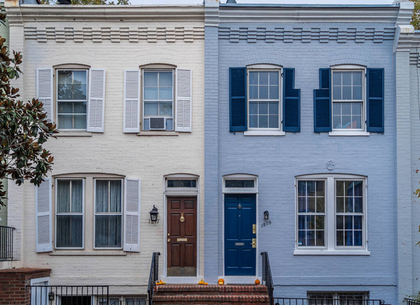 Imóveis: upscale, luxo histórico moradia fachada colonial estilo georgiano simétrico duplo pan janelas persianas escuras, amarelo, cinza, azul, painte - Foto, Imagem