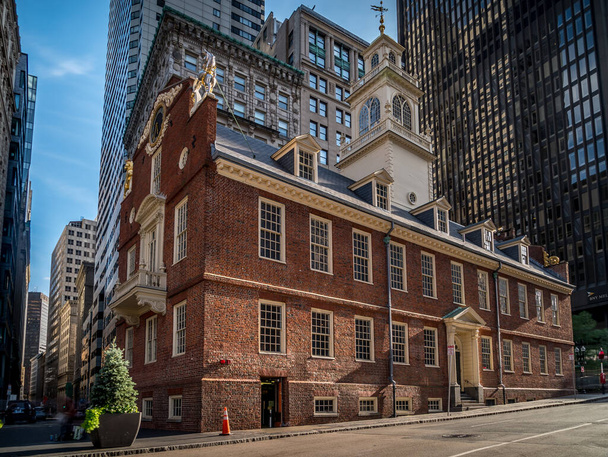 Boston Old State House along the Freedom Trail site of the Boston Massacre, old versus new buildings contrast - Foto, Bild
