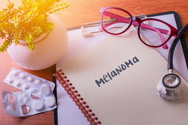 Stethoscoop op notitieboek met Melanoma woorden als medisch concept - Foto, afbeelding
