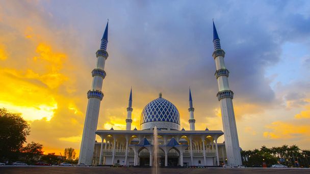 Auringonlasku Masjid Negeri Shah Alam tai tunnettu virallisesti moskeija Sultan Salahuddin Abdul Aziz Shah. - Valokuva, kuva