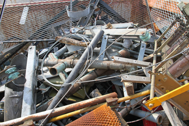 σωρούς παλαιοσιδήρων με σπασμένα και σκουριασμένα αντικείμενα - Φωτογραφία, εικόνα
