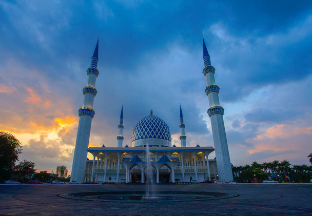 マスジド・ネゲリ・シャー・アラムの日没またはスルタン・サラフディン・アブドゥル・アジズ・シャーのモスクとして公式に知られている。. - 写真・画像