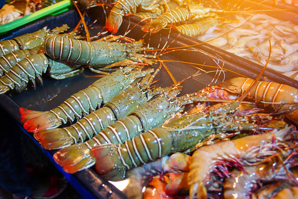 Variété de fruits de mer grillés au marché nocturne de Kota Kinabalu à Kota Kinabalu, Sabah Borneo, Malaisie. Concentration sélective, peu profonde DOF - Photo, image