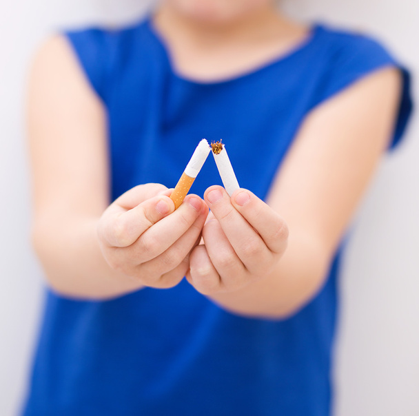 Jeune fille casse une cigarette
 - Photo, image