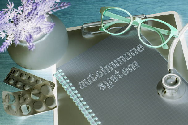 Estetoscopio en cuaderno con palabras del sistema autoinmune como concepto médico - Foto, imagen