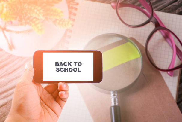 Business Concept: BACK TO SCHOOL WORD ON smartphone με φόντο τραπέζι γραφείου - Φωτογραφία, εικόνα