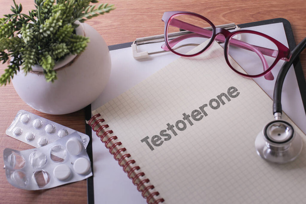 医学の概念としてTestoteroneの単語とノートブック上の聴診器 - 写真・画像