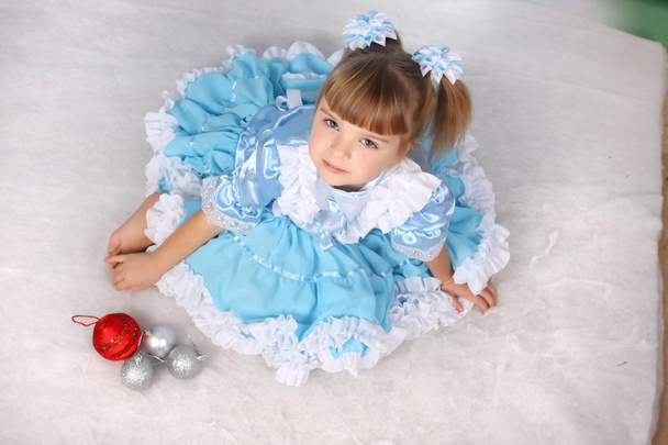 Hermosa chica en un vestido azul con un fondo blanco
 - Foto, imagen