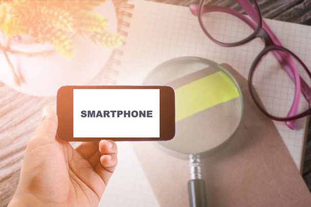 Conceito de negócio: palavra SMARTPHONE no smartphone com fundo de mesa de escritório - Foto, Imagem