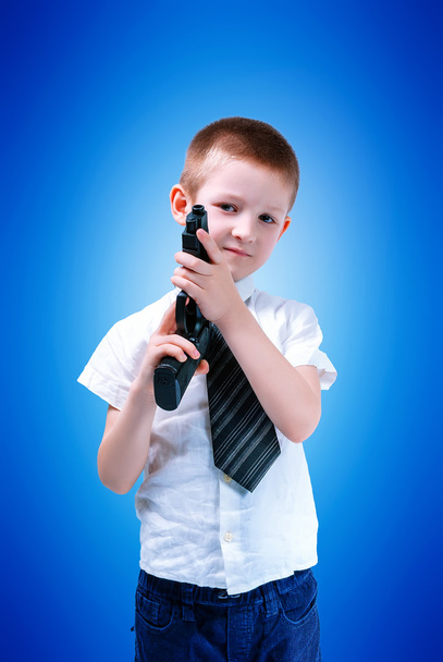 jongen met pistool - Foto, afbeelding