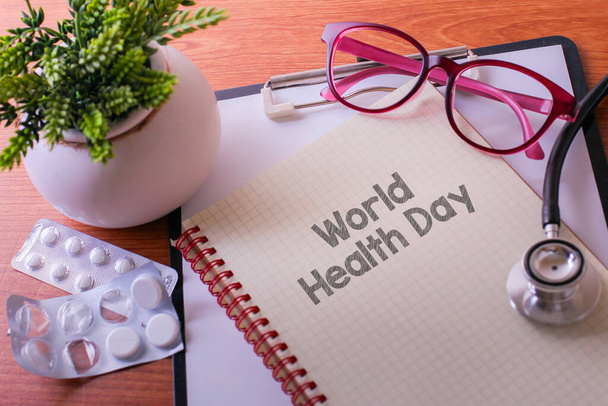 Stéthoscope sur carnet avec les mots de la Journée mondiale de la santé comme concept médical - Photo, image
