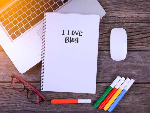  Notebook writing Uwielbiam Blog, Stół biurowy z laptopem, filiżanka kawy, szklanki - Zdjęcie, obraz