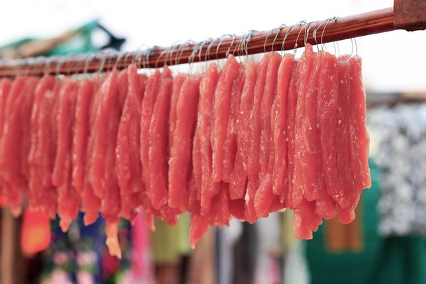 La carne de cerdo salada del mercado
 - Foto, Imagen